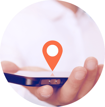 手のひらに乗せたスマートフォンの上に、オレンジ色の位置情報アイコンが表示されている